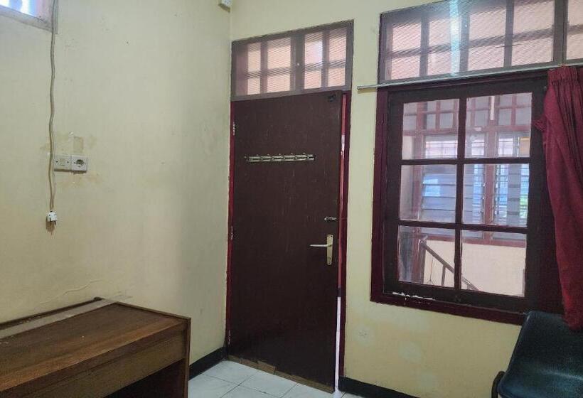 בית מלון כפרי Oyo 93869 Regina Homestay Syariah