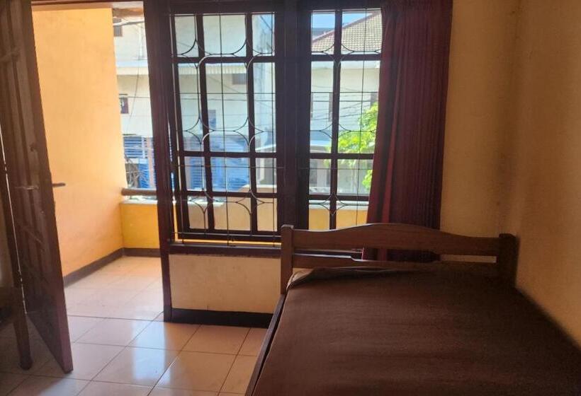 בית מלון כפרי Oyo 93869 Regina Homestay Syariah