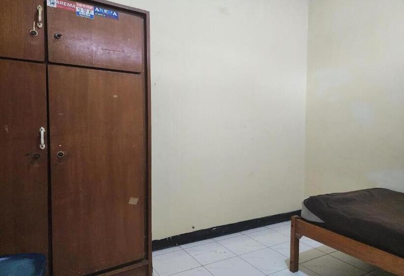 בית מלון כפרי Oyo 93869 Regina Homestay Syariah