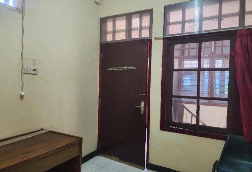 בית מלון כפרי Oyo 93869 Regina Homestay Syariah