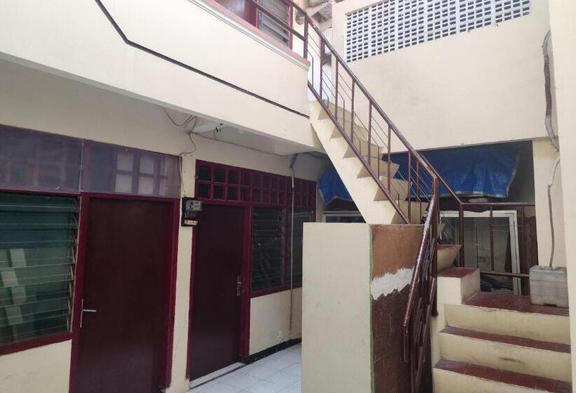 בית מלון כפרי Oyo 93869 Regina Homestay Syariah