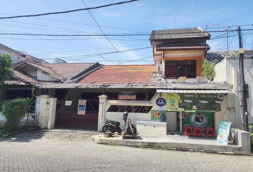 בית מלון כפרי Oyo 93869 Regina Homestay Syariah