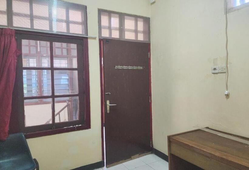 בית מלון כפרי Oyo 93869 Regina Homestay Syariah