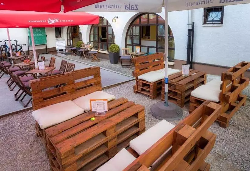 1a Adventure Hostel