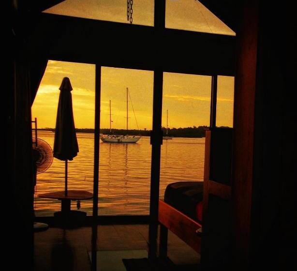 تختخواب و صبحانه Barrbra Bnb Over The Sea