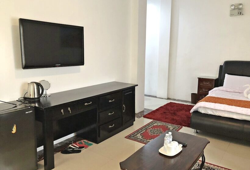 Отель Knights Ko Suites