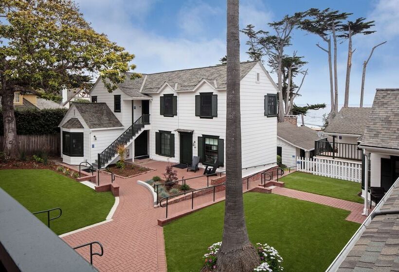 Отель Carmel Beach