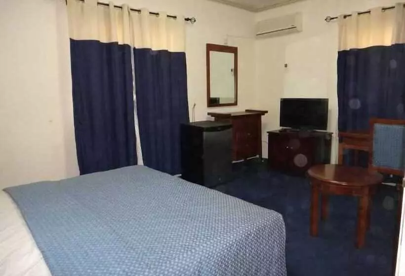 هتل Ed Scob Suites Limited