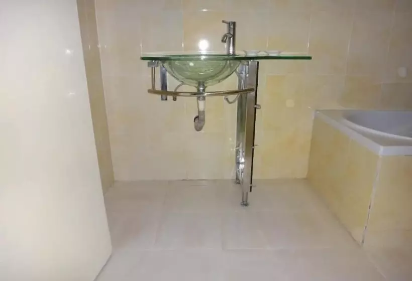 هتل Ed Scob Suites Limited
