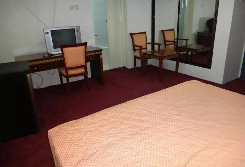 هتل Ed Scob Suites Limited