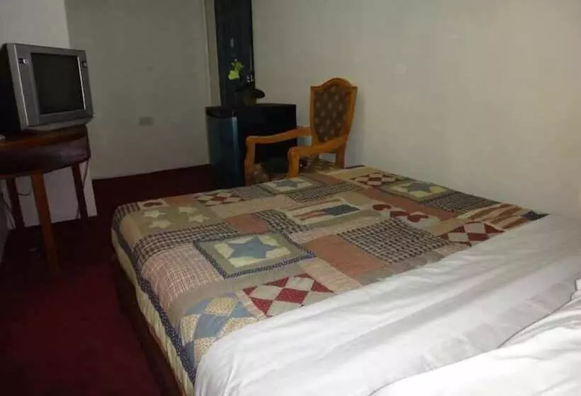 هتل Ed Scob Suites Limited