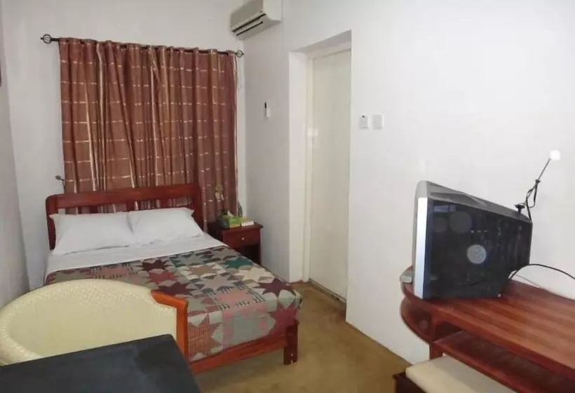 هتل Ed Scob Suites Limited