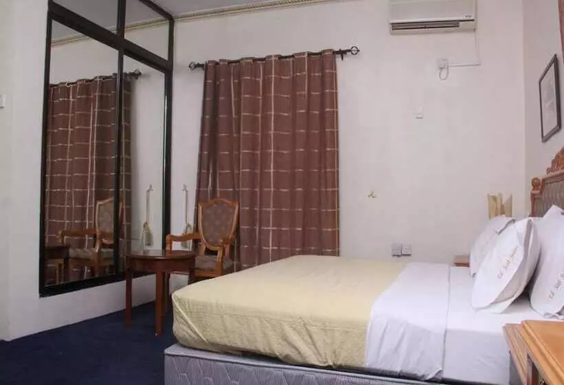 هتل Ed Scob Suites Limited