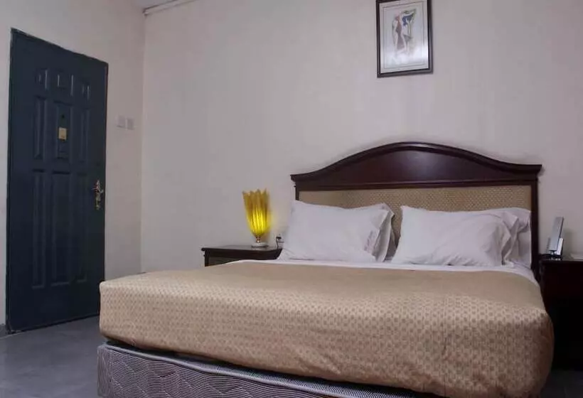 هتل Ed Scob Suites Limited