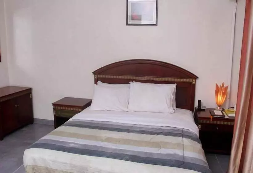 هتل Ed Scob Suites Limited