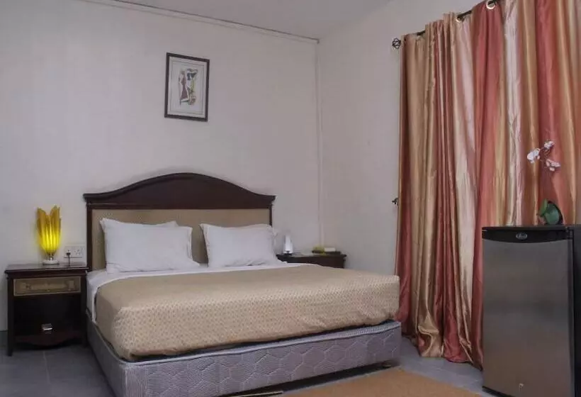هتل Ed Scob Suites Limited