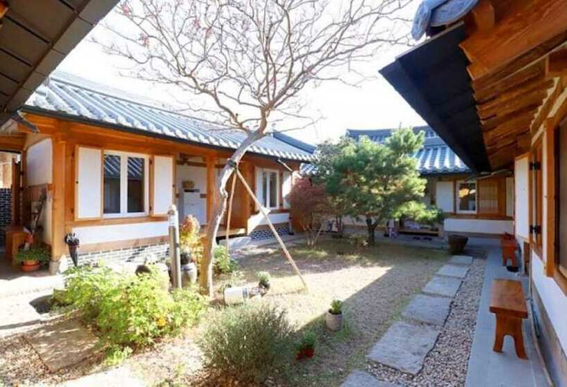 Jeonju Sarangnamoo Pension