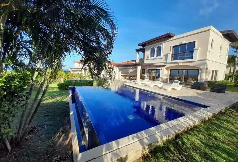 استراحتگاه Pristine Bay Villas