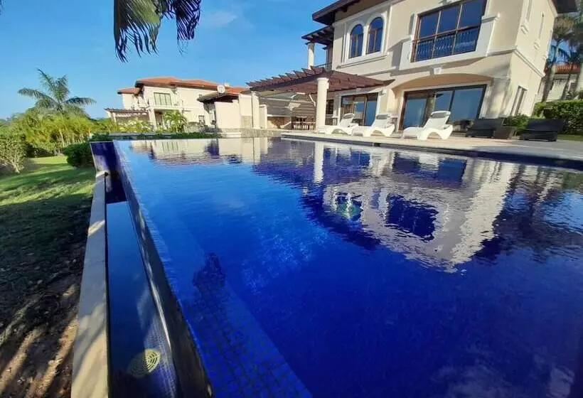 استراحتگاه Pristine Bay Villas