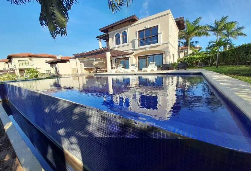 استراحتگاه Pristine Bay Villas