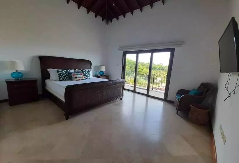 استراحتگاه Pristine Bay Villas