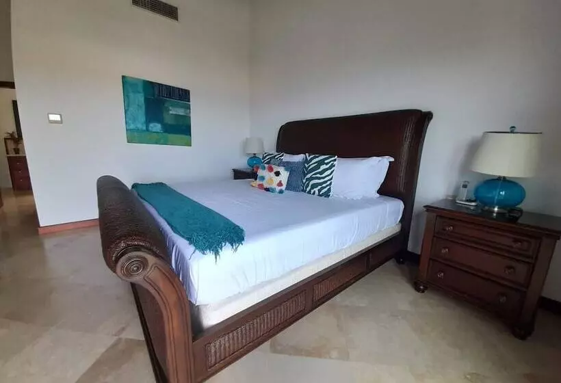 استراحتگاه Pristine Bay Villas