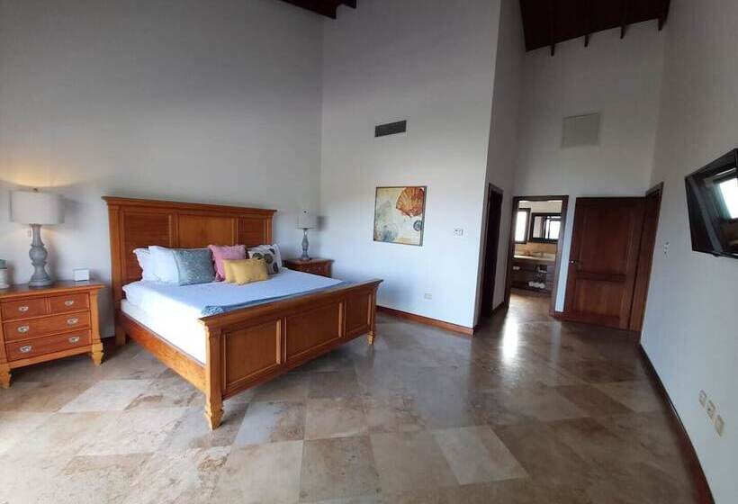 استراحتگاه Pristine Bay Villas