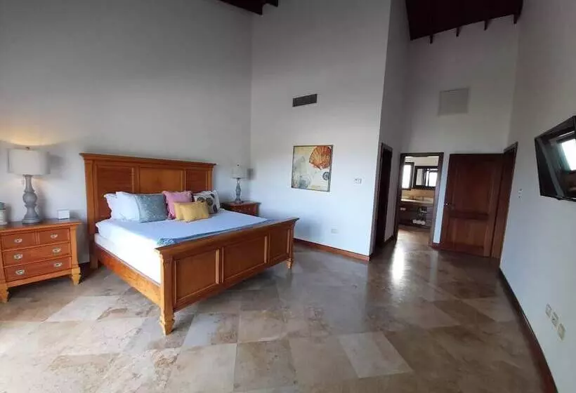 استراحتگاه Pristine Bay Villas