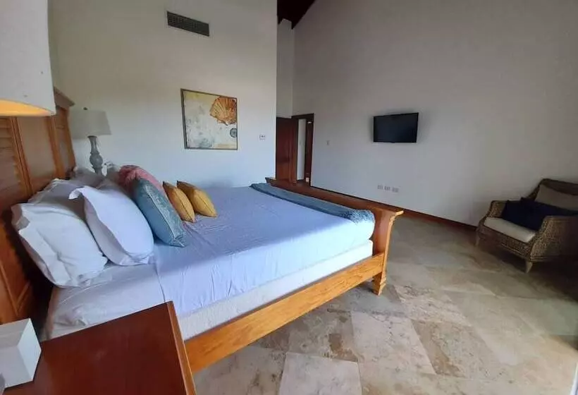 استراحتگاه Pristine Bay Villas