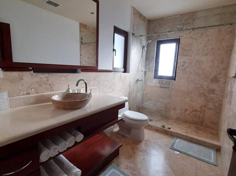 استراحتگاه Pristine Bay Villas