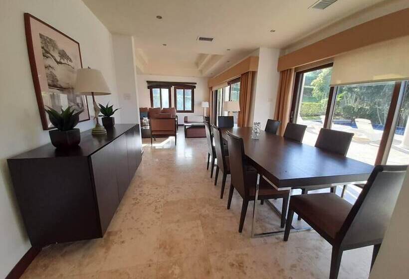 استراحتگاه Pristine Bay Villas