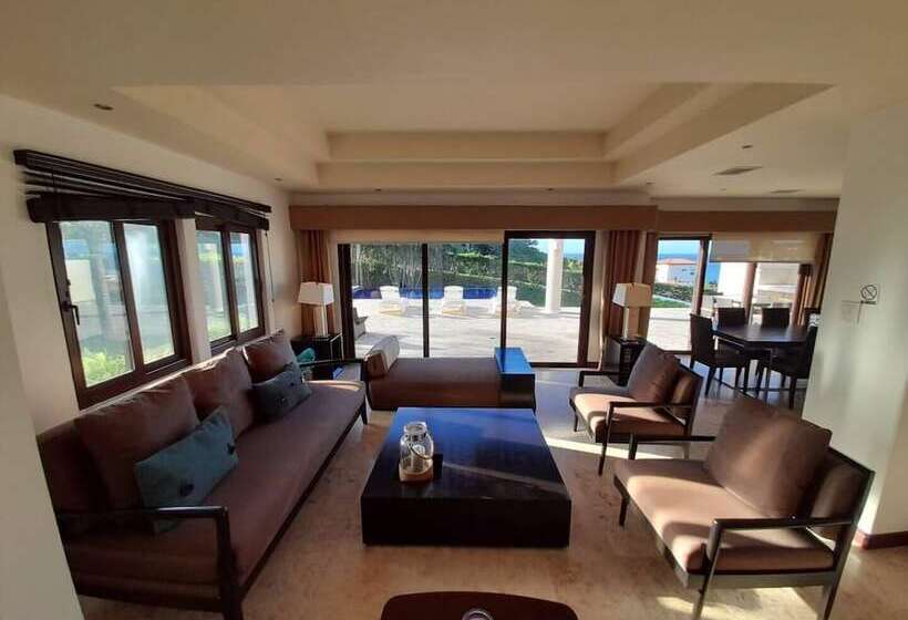 استراحتگاه Pristine Bay Villas