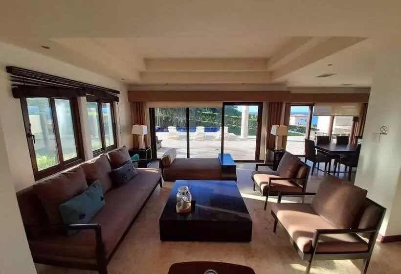 استراحتگاه Pristine Bay Villas