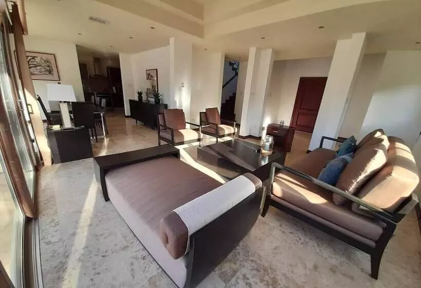 استراحتگاه Pristine Bay Villas