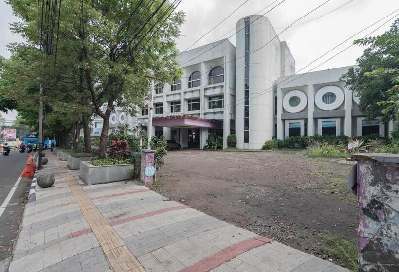 Istana Hotel Bandung Mitra Reddoorz