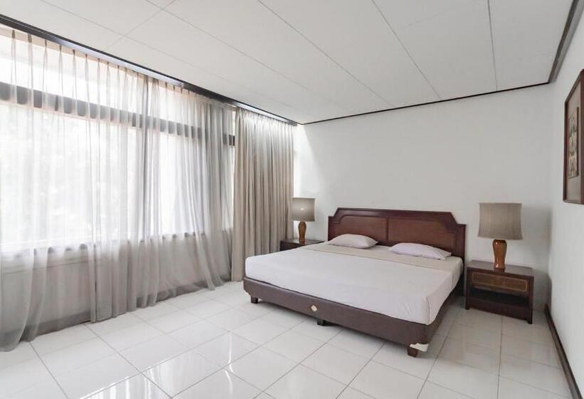 Istana Hotel Bandung Mitra Reddoorz