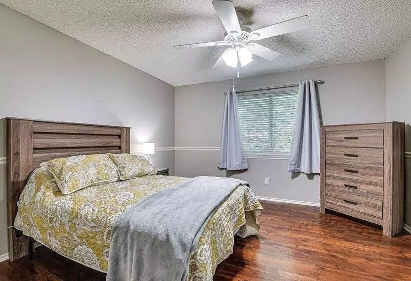 10 Mi To Lake Lewisville: Carrollton Home W/ Pool