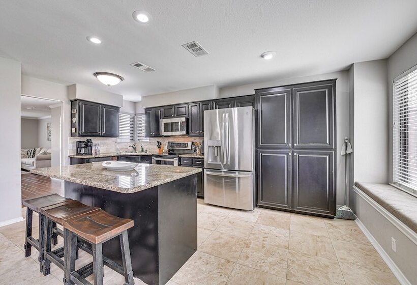 10 Mi To Lake Lewisville: Carrollton Home W/ Pool