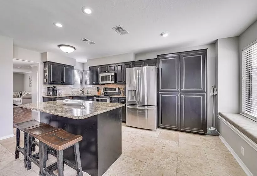 10 Mi To Lake Lewisville: Carrollton Home W/ Pool