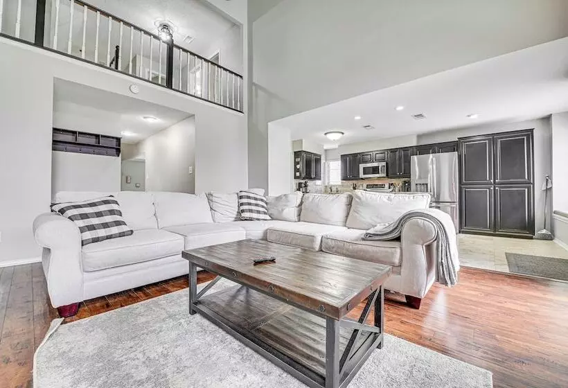 10 Mi To Lake Lewisville: Carrollton Home W/ Pool