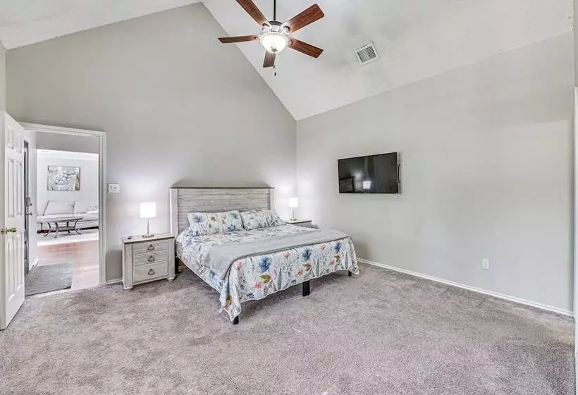 10 Mi To Lake Lewisville: Carrollton Home W/ Pool