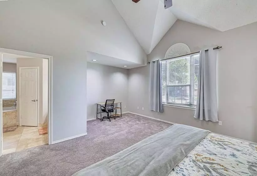 10 Mi To Lake Lewisville: Carrollton Home W/ Pool