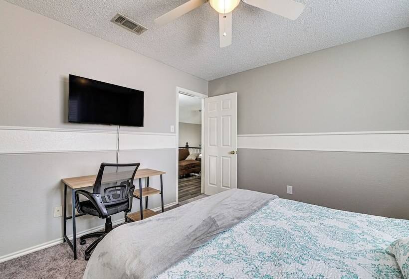 10 Mi To Lake Lewisville: Carrollton Home W/ Pool