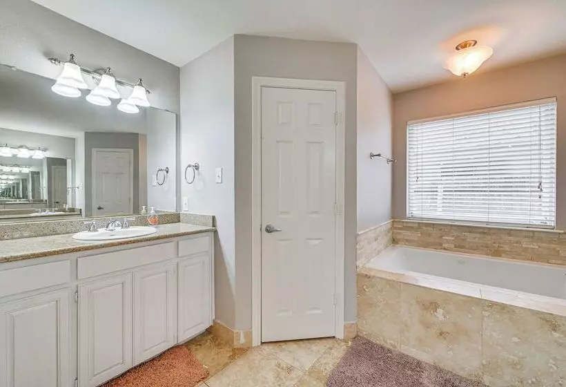 10 Mi To Lake Lewisville: Carrollton Home W/ Pool