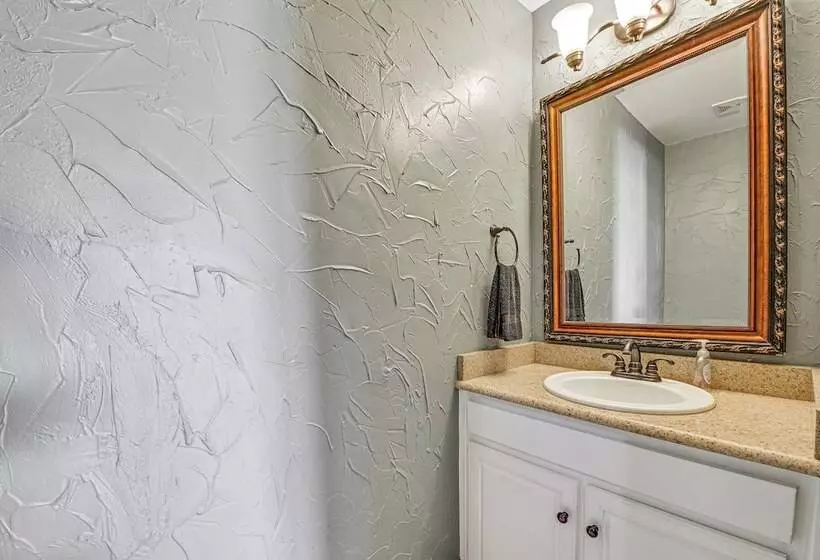 10 Mi To Lake Lewisville: Carrollton Home W/ Pool