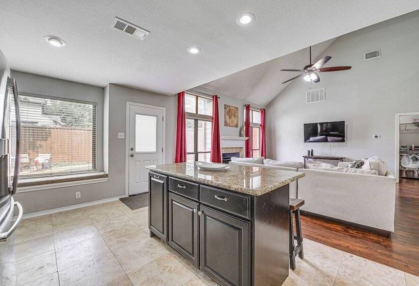 10 Mi To Lake Lewisville: Carrollton Home W/ Pool