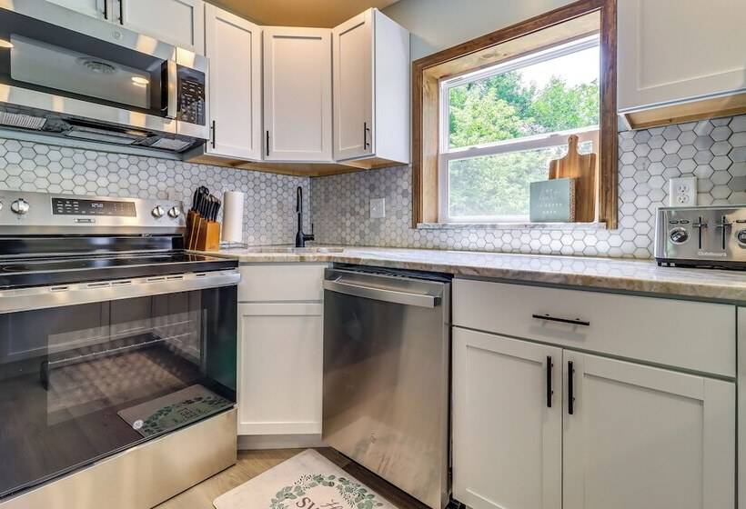 Cozy Grass Lake Home W/ Patio, Fire Pit & Kayaks!