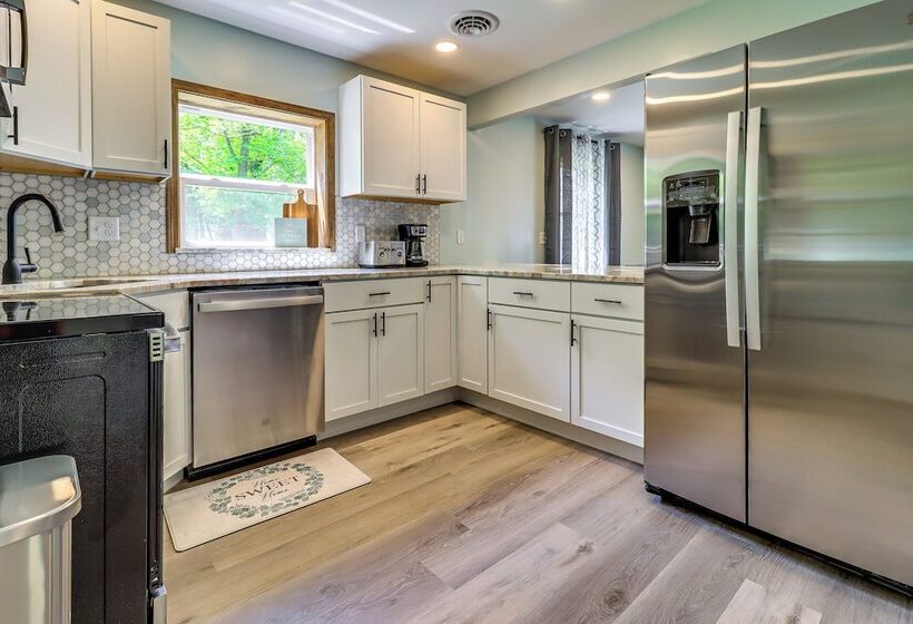 Cozy Grass Lake Home W/ Patio, Fire Pit & Kayaks!