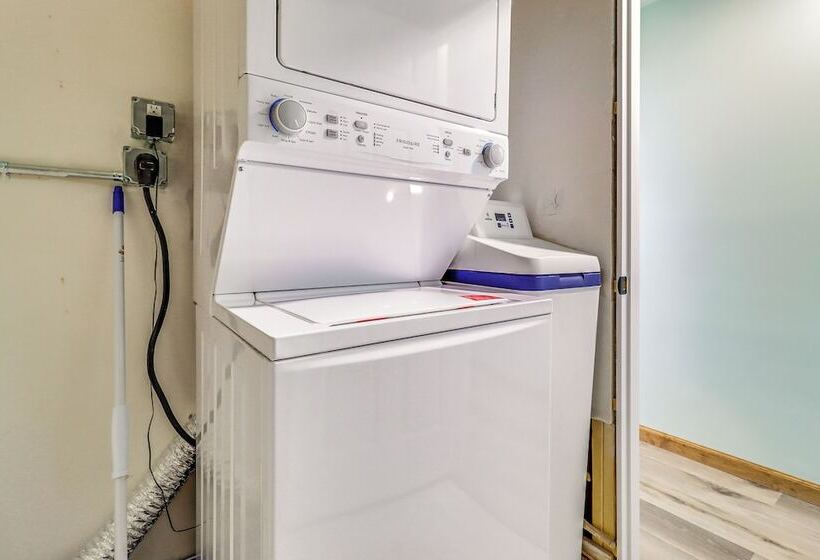 Cozy Grass Lake Home W/ Patio, Fire Pit & Kayaks!