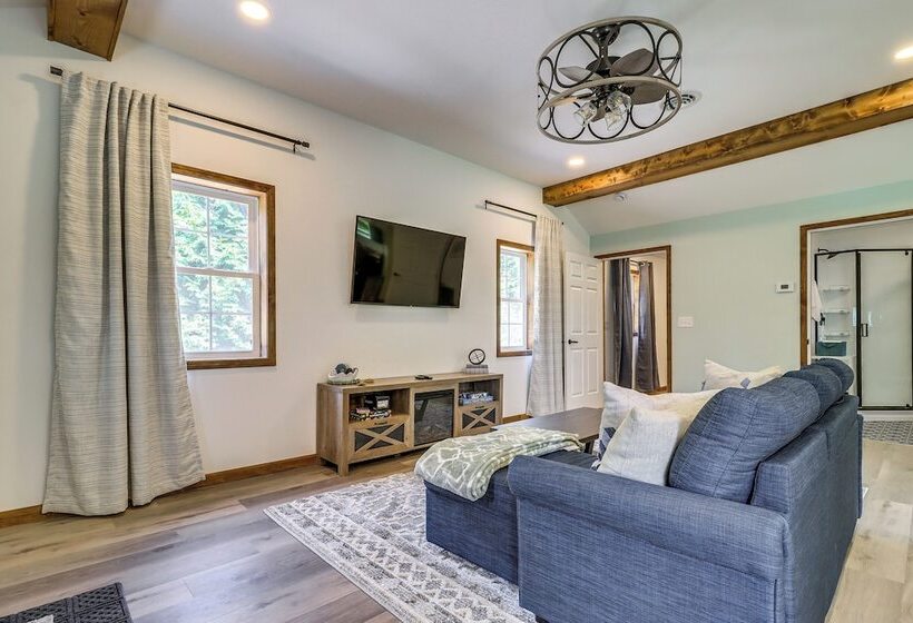 Cozy Grass Lake Home W/ Patio, Fire Pit & Kayaks!